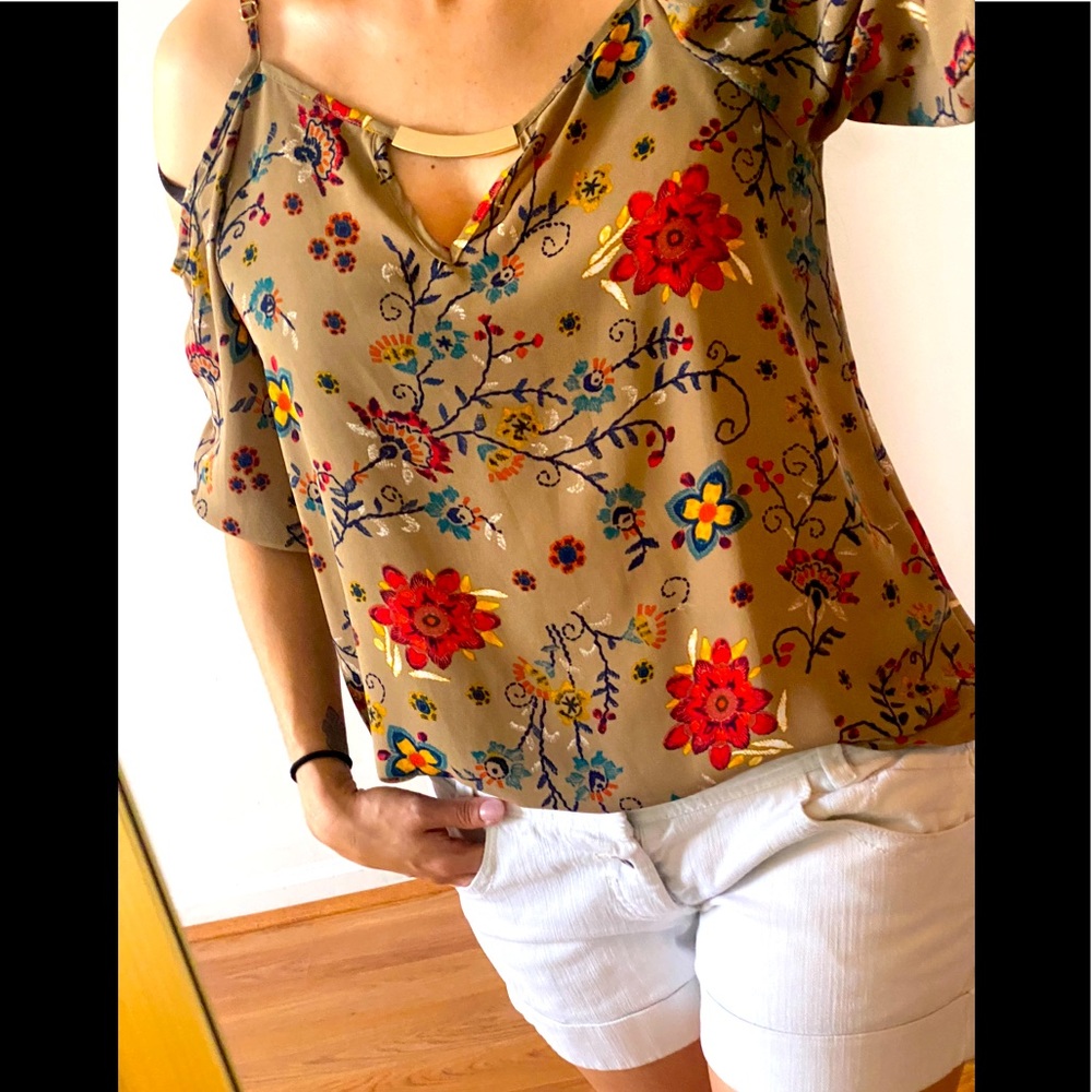 Flowery blouse with cold shoulders and a goal detail V-neck